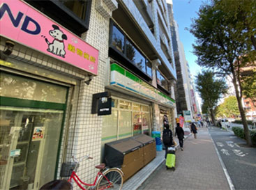 ペットショップさんの先にファミリーマート池袋2丁目店さんが見えます。